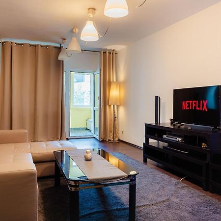 Comfy Apartment With Private Parking And Netflix Bucharest Exterior photo