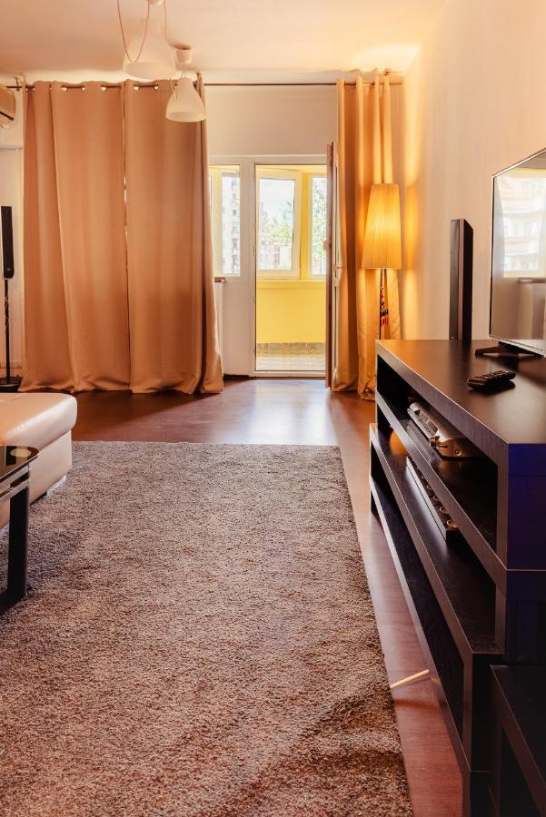 Comfy Apartment With Private Parking And Netflix Bucharest Exterior photo