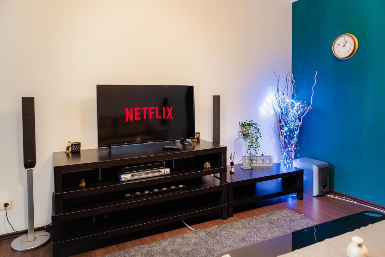 Comfy Apartment With Private Parking And Netflix Bucharest Exterior photo