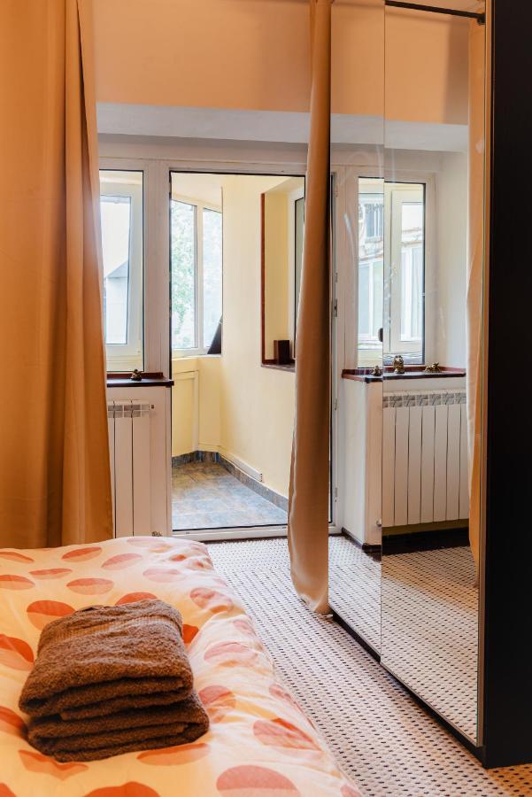 Comfy Apartment With Private Parking And Netflix Bucharest Exterior photo