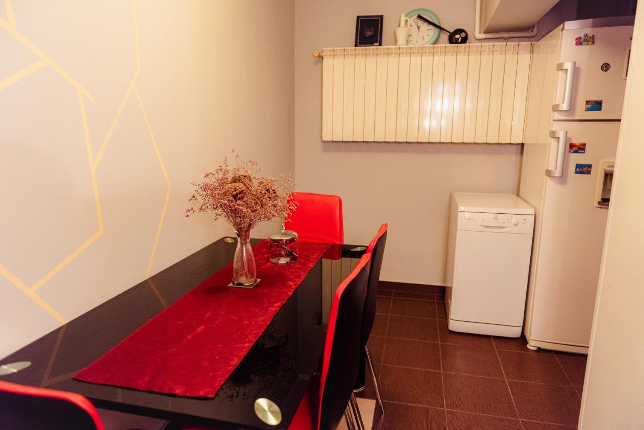 Comfy Apartment With Private Parking And Netflix Bucharest Exterior photo