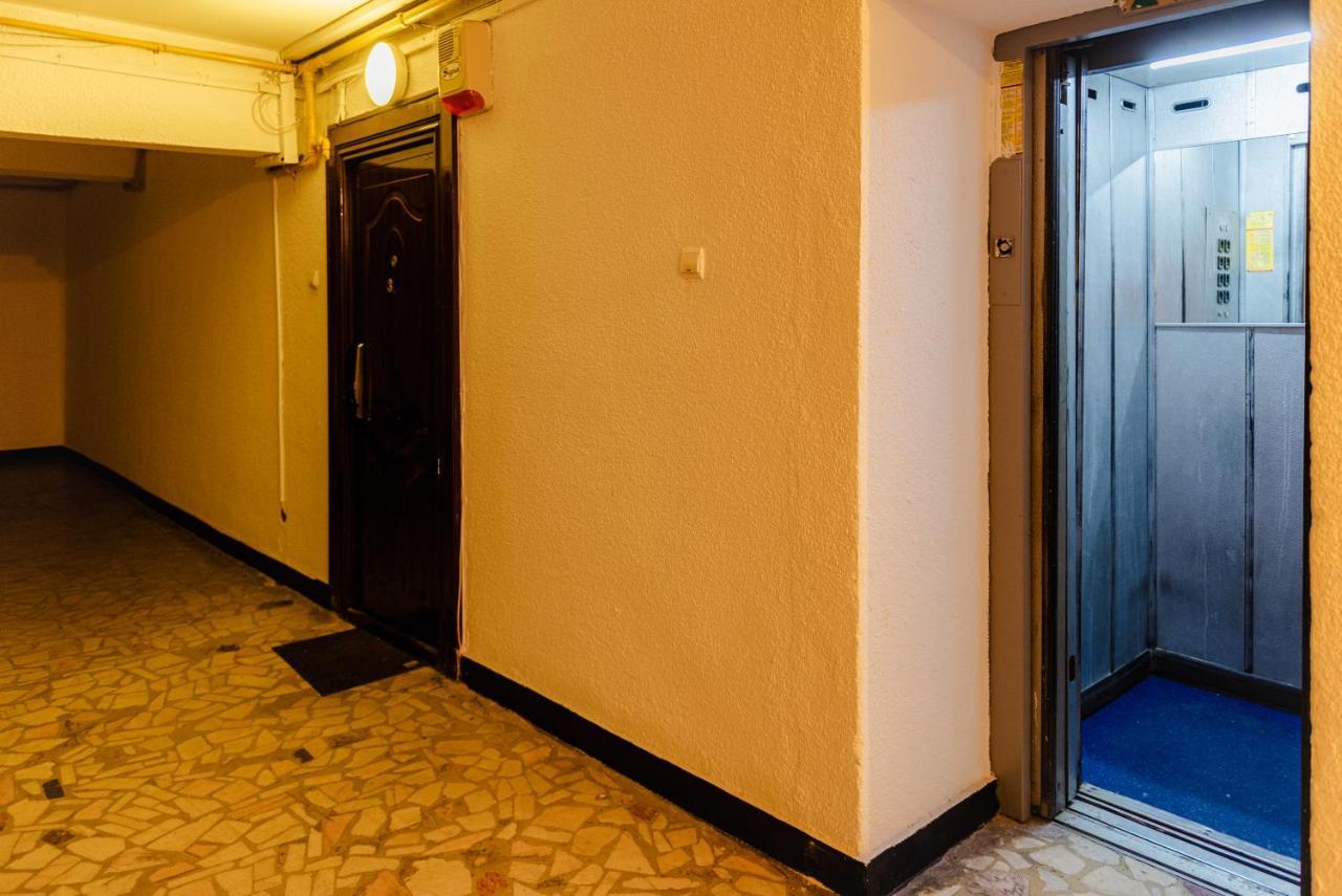 Comfy Apartment With Private Parking And Netflix Bucharest Exterior photo